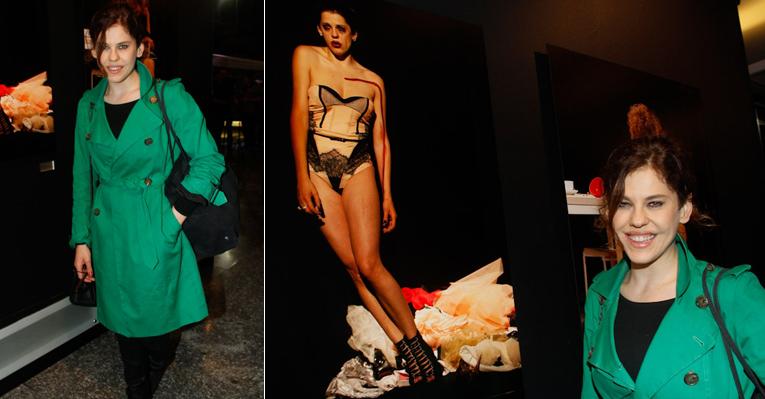 Bárbara Paz e mais famosos conferem mostra de fotos em São Paulo