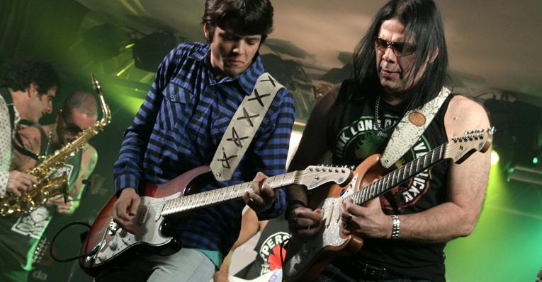 Pepeu Gomes toca guitarra com o filho Filipe Pactual
