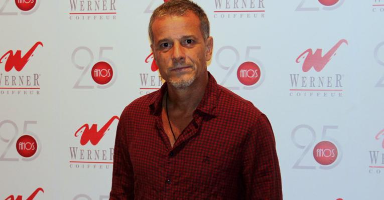 Adeus, cabeleira! Marcello Novaes surge com novo look!