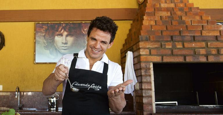 Eduardo Costa se diz um bom churrasqueiro