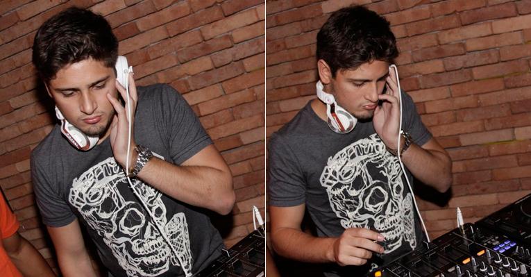 Daniel Rocha ataca de DJ em festa no Rio de Janeiro