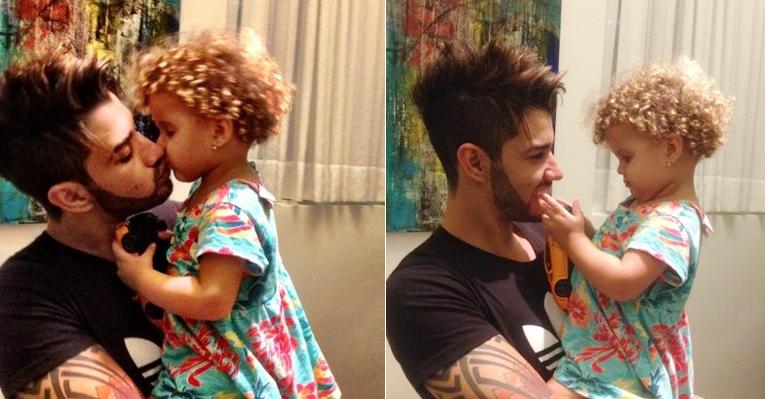 Gusttavo Lima em fase ‘paizão’ com a afilhada. ‘O meu bebê chegou!’