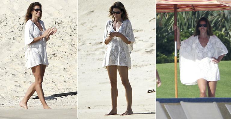 Cindy Crawford desfruta praia mexicana