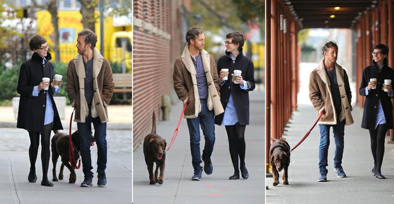 Anne Hathaway e Adam Shulman levam cão para passear nos Estados Unidos