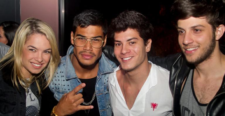 Elenco de ‘Rebelde’ se encontra em show de Diego Faria