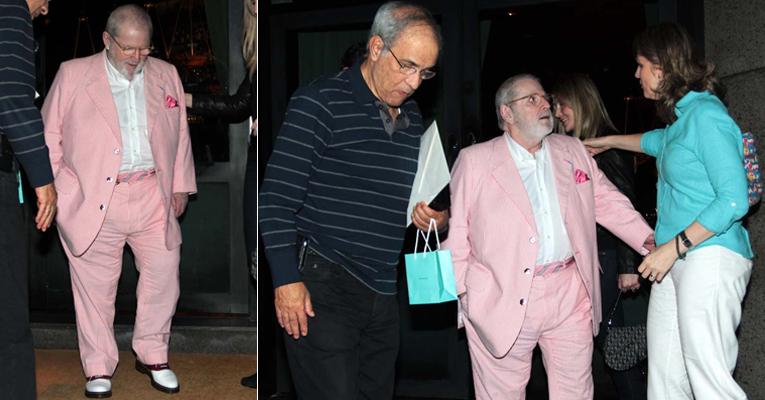 De look pink, Jô Soares badala em São Paulo