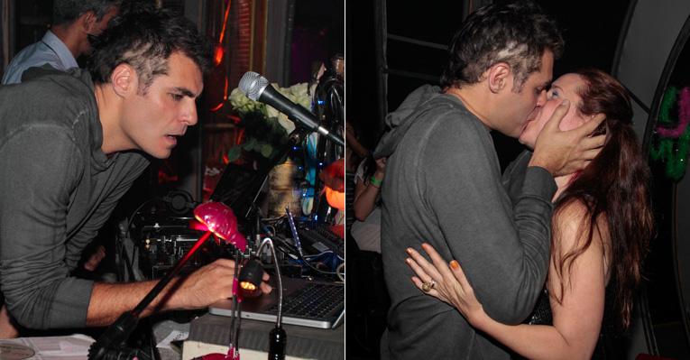 Thiago Lacerda ataca de DJ e curte noitada paulistana