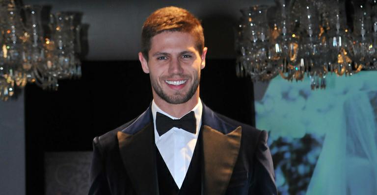 Ex-BBB Jonas Sulzbach desfila de smoking em evento de casamento