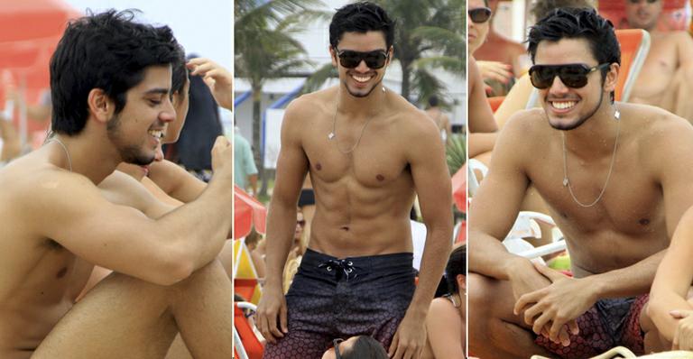 Rodrigo Simas curte praia com amigos no Rio de Janeiro