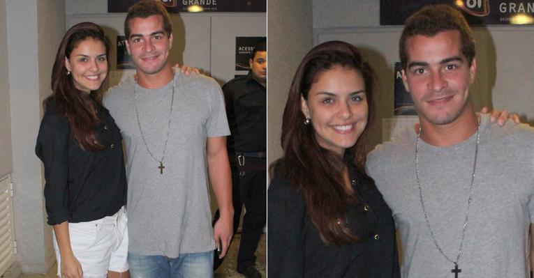 Paloma Bernardi e Thiago Martins curtem o domingo no teatro