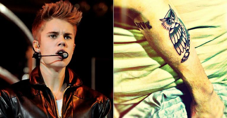 Justin Bieber tatua coruja no braço