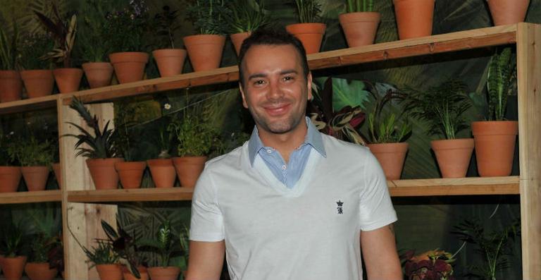 ‘No meu guarda-roupa só não tem saia, de resto, tem de tudo’, diz o stylist Matheus Mazzafera
