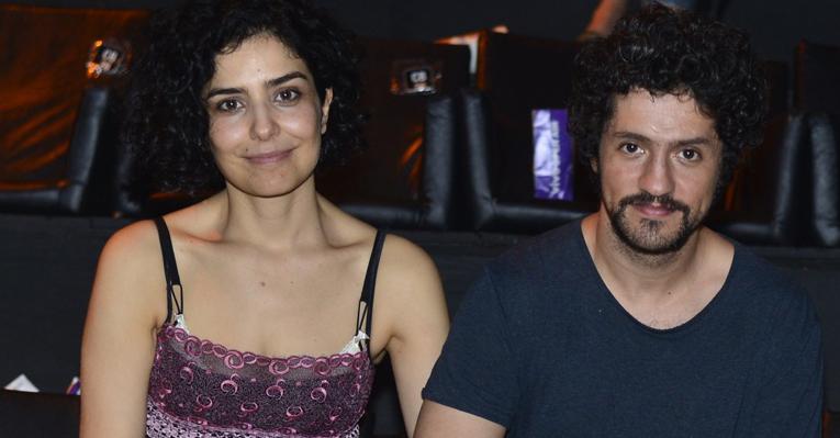 Acompanhada do amado, Letícia Sabatella curte cinema no Rio