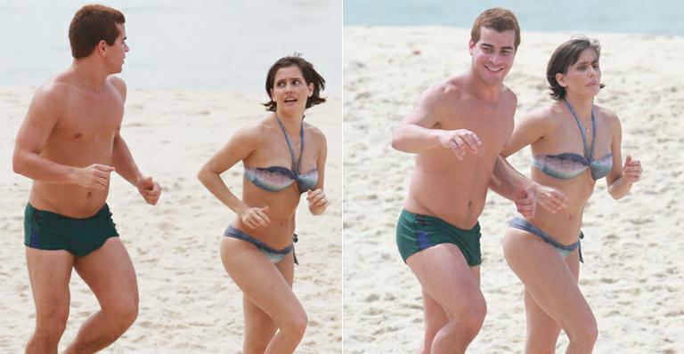 De biquíni, Deborah Secco grava com Thiago Martins na praia