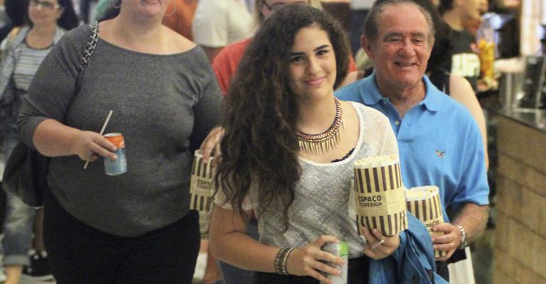 Renato Aragão e família em clima ‘OO7’
