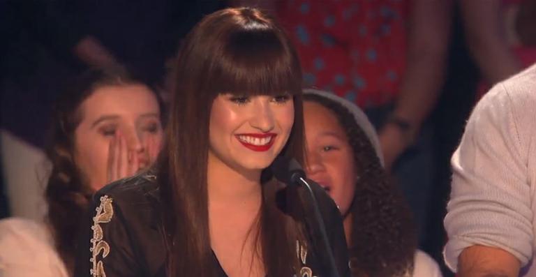 Demi Lovato muda de novo de visual
