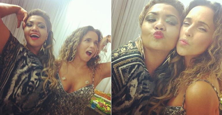 Encontro animado: Daniela Mercury e Gaby Amarantos fazem caras e bocas em camarim