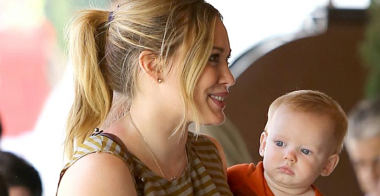 Hilary Duff aproveita o dia com o pequeno Luca Cruz