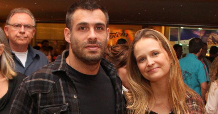 Raoni Carneiro e Fernanda Rodrigues curtem a noite no teatro