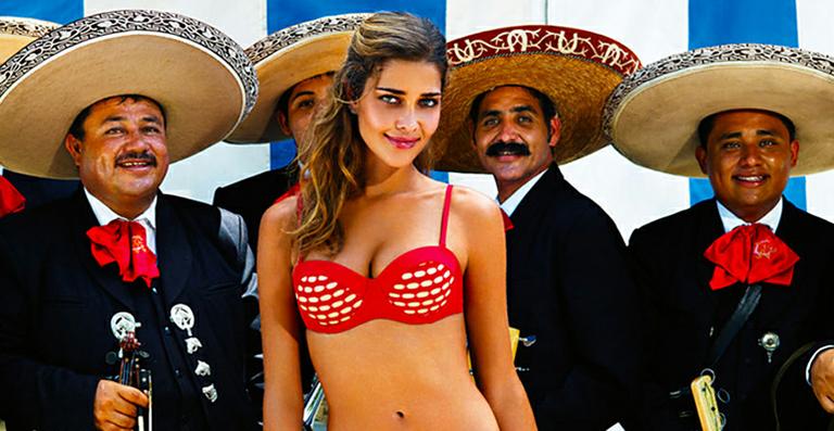 Ana Beatriz Barros posa com  mariachis para marca de biquíni