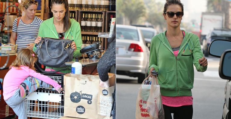 Alessandra Ambrosio vai às compras com Anja