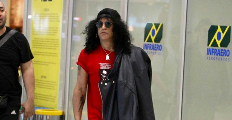 Guitarrista Slash é visto em aeroporto do Rio de Janeiro