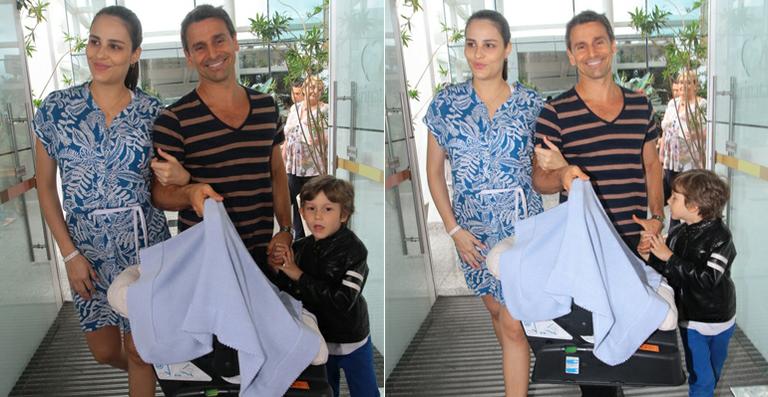 Família unida: Murilo Rosa deixa clínica com Fernanda Tavares e com os dois filhos