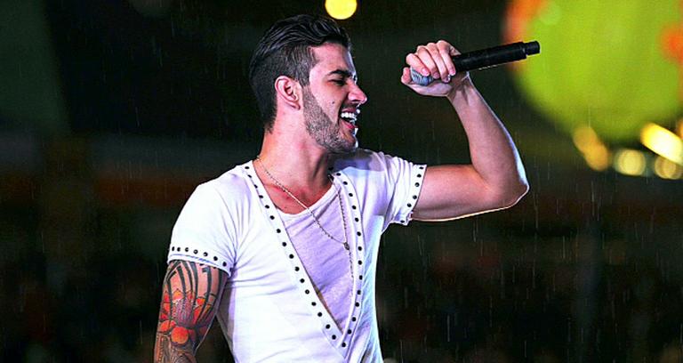 Gusttavo Lima anima público até embaixo d’água