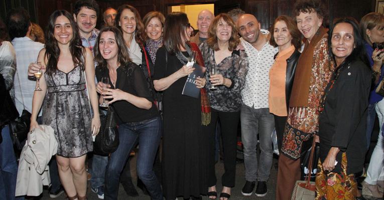 Renata Sorrah recebe amigos em estreia no Rio de Janeiro