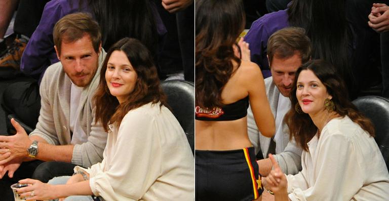 Drew Barrymore deixa filha em casa e vai a jogo de basquete com o marido