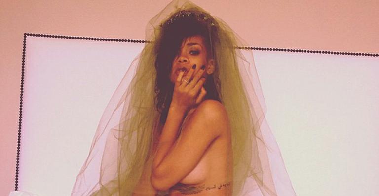 Rihanna sensualiza em foto após noite de Halloween