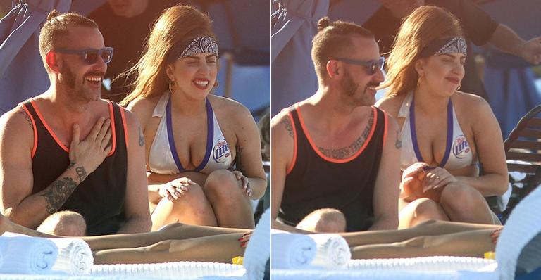 Lady Gaga aparece mais cheinha na praia com amigos