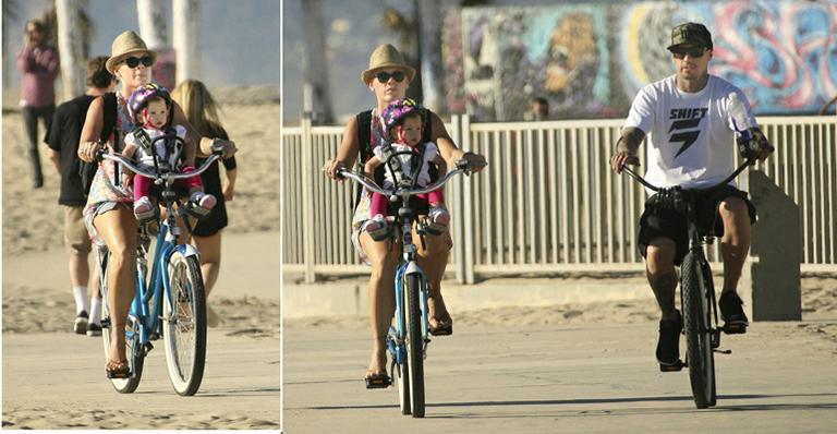 Pink passeia de bicicleta com sua pequena Willow