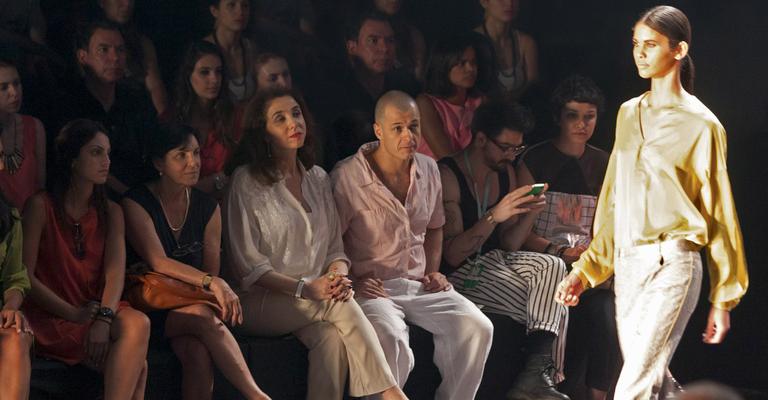 Marisa Orth confere desfile do SPFW na companhia do amado