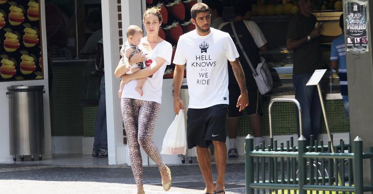 Em look fashion, Luana Piovani passeia com o filho Dom