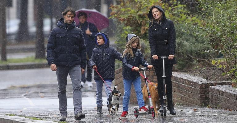 Hilary Swank curte passeio com seu novo amor em Paris