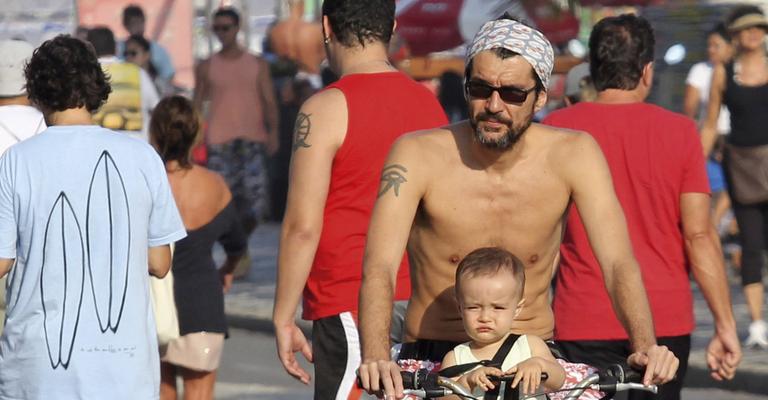 Nicola Siri curte passeio de bike com o filho