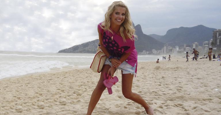 Karina Bacchi grava vinhetas em Ipanema