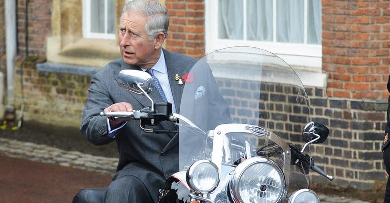 Príncipe Charles se empolga ao conduzir moto durante campanha