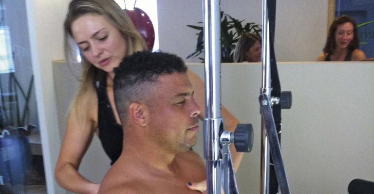 Ronaldo Nazário faz pilates para quadro do ‘Fantástico’
