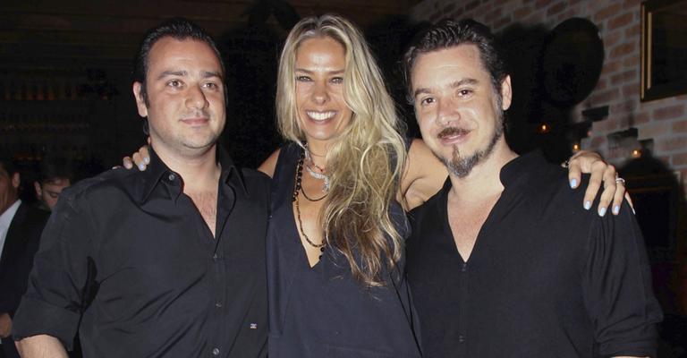 Adriane Galisteu celebra aniversário do cunhado