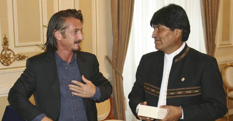 Sean Penn é recebido por Evo Morales