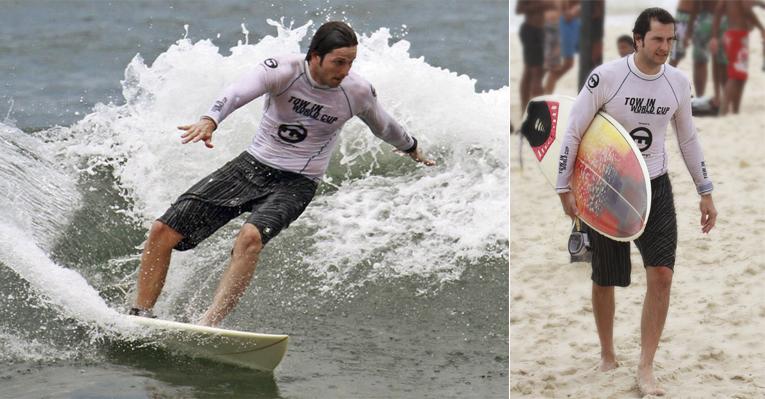 Vladimir Brichta pratica surfe na Barra da Tijuca