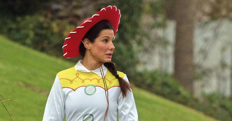 Sandra Bullock e o filho se fantasiam de personagens do filme ‘Toy Story’ para o Halloween