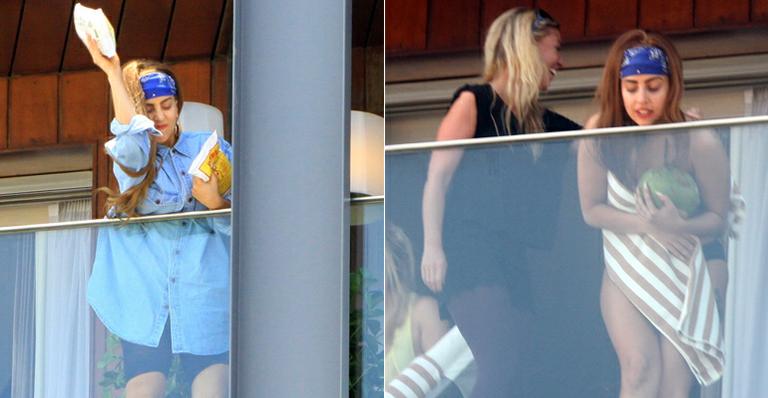 No Brasil, Lady Gaga ‘causa’ em sacada de hotel