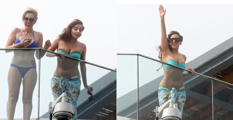 Lady Gaga fica de biquíni tomara que caia em terraço de hotel