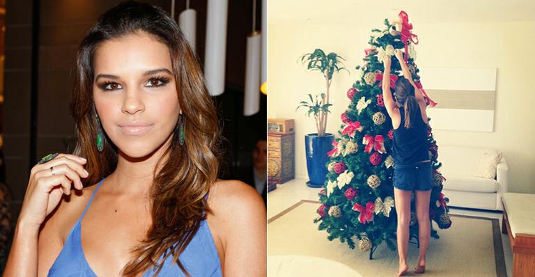 Mariana Rios monta árvore de Natal e mostra para os fãs