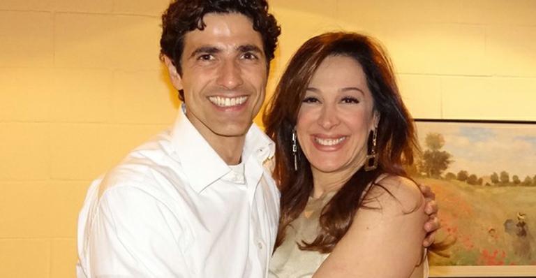 Reynaldo Gianecchini visita Claudia Raia nos bastidores de novela