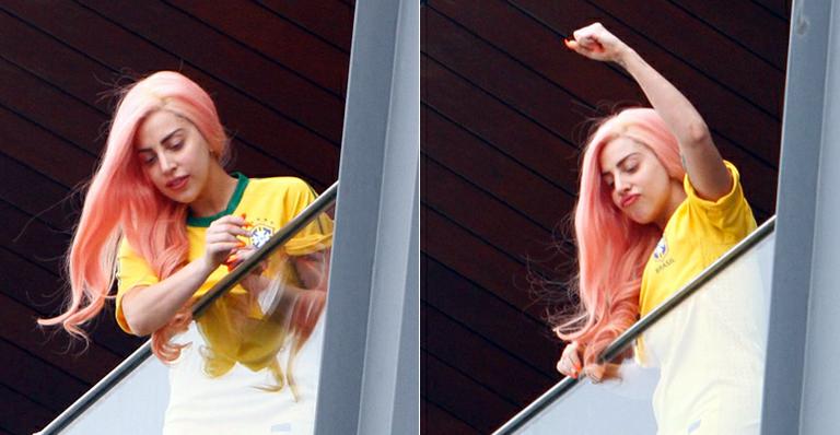 Lady Gaga aparece de cabelos rosa e com a camisa da Seleção Brasileira