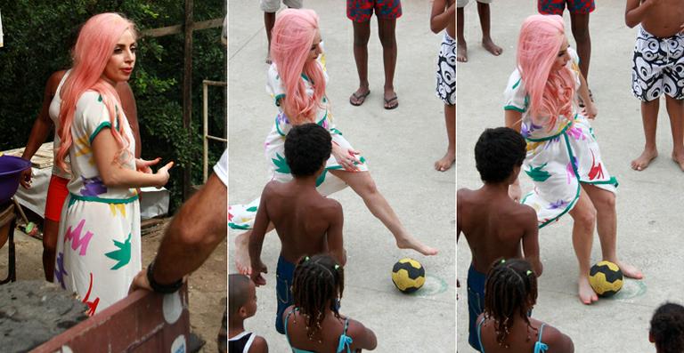 Lady Gaga brinca de jogar futebol com os fãs em comunidade do Rio de Janeiro